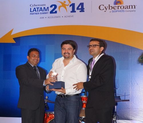 Abilash Sonwane, vicepresidente Senior de Tecnología y Productos Cyberoam; Marcelo Díaz, gerente general de Makros y Varun Vaidya, gerente de Ventas Internacionales de Cyberoam.