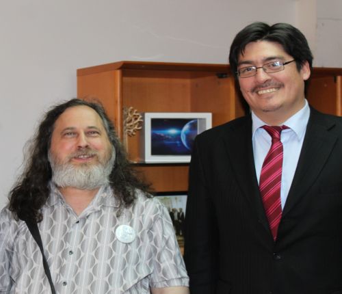 Richard Stallman junto al subsecretario Pedro Huichalaf.