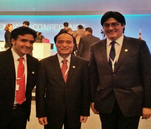 Houlin Zhao secretario electo de la UIT, junto al Subsecretario Huichalaf (a la derecha) y Sebastián Vargas, delegado de Subtel. 