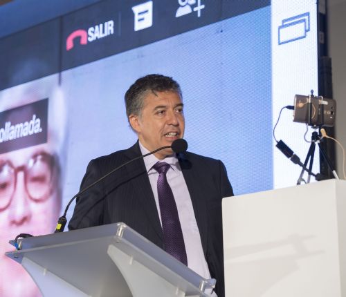 Gerente de Regulación y Asuntos Corporativos de Entel, Manuel Araya, en video conferencia utilizando tecnología 4G en la banda 700 Mhz, con el subdirector médico de la Clínica Integral de Rancagua, Jorge Navarro.