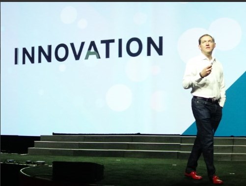 Principales anuncios desde el Red Hat Summit 2014 Jim Whitehurst, El CEO de Red Hat, durante su exposición en el Red Hat Summit 2014