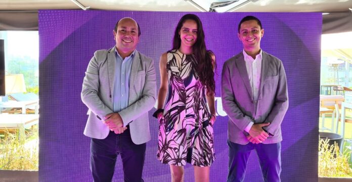 Jaime Lizana, Gerente General Tpv Chile; María José arenas gerente de marketing tpv chile, y Benjamín Garnica, International Business Development ROKU