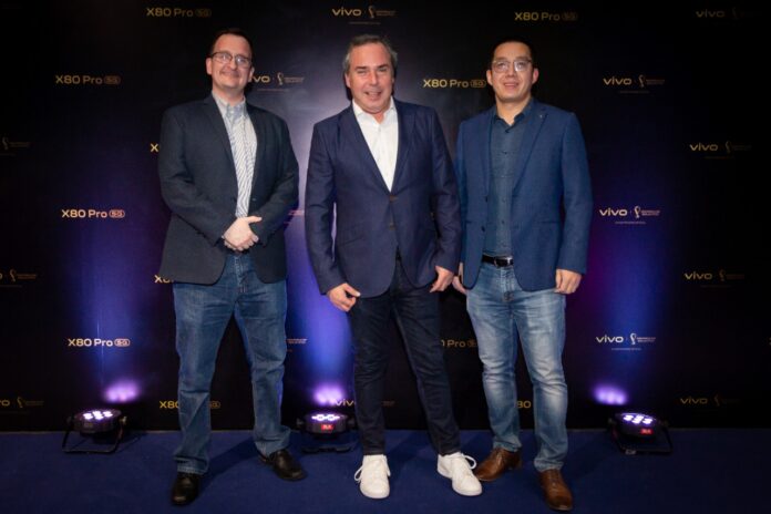 Miguel Romero, Operations Manager, Felipe Diaz de la Vega, Commercial Manager y Peter Chang, Country Manager de VIVO