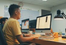 Bossware, monitoreo de empleados: pros y contras de implementarlo en las empresas