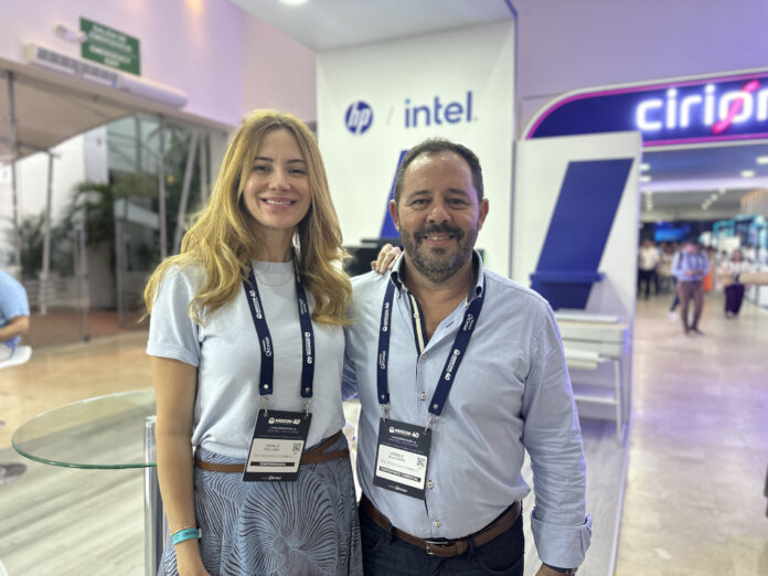 Giselle Ruiz Lanza, Vicepresidenta del Grupo de Ventas y Marketing de Intel para América Latina, y Gonzalo de la Fuente, Director de Ventas y Distribución de Canales para Latinoamérica en Intel