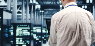 El desafío del edge: estrategias para la gestión remota y la resiliencia en TI reparador-ejecutando-codigo-en-el-centro-de-datos