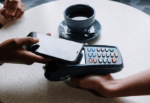 Delincuentes aprovechan pagos sin contacto para realizar compras fraudulentas, alerta Kaspersky Una investigación de la compañía revela un nuevo esquema criminal para robar datos de tarjetas y realizar compras como si tuvieran la tarjeta física. "Nuestro análisis muestra que, aun con las capas de seguridad existentes, la creatividad de los atacantes permitió interceptar y reenviar datos de tarjetas, transformando la conveniencia en un riesgo real para los consumidores”, explica Anderson Leite, Investigador de Seguridad en Kaspersky.