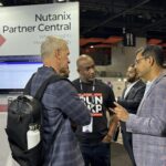 Nutanix NEXT 2026 eNutanix .NEXT 2026: ejecutivos y partners conversan en el stand de Nutanix.