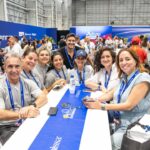 En primer plano, Marcelo Gardelin y Laura Spalla, Regional Sales Director SOLA, junto a parte del equipo del mayorista en Casa Adistec.