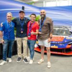 Marcelo Gardelin junto a Fabián Sperman, CEO de Adistec y parte del equipo del mayorista presente en el evento de Miami.