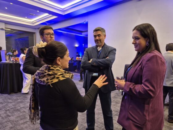 Los asistentes hacen networking durante la jornada.