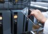 Schneider Electric impulsa la refrigeración líquida en minería Schneider Electric ha desarrollado soluciones de enfriamiento líquido diseñadas para centros de datos de alta densidad.