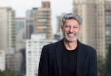 João Bortone, de Intel: “Las empresas van a apalancar sus negocios en la IA y eso abrirá oportunidades” Retrato de João Bortone, nuevo Director General de Intel para América Latina, sonriendo a la cámara.
